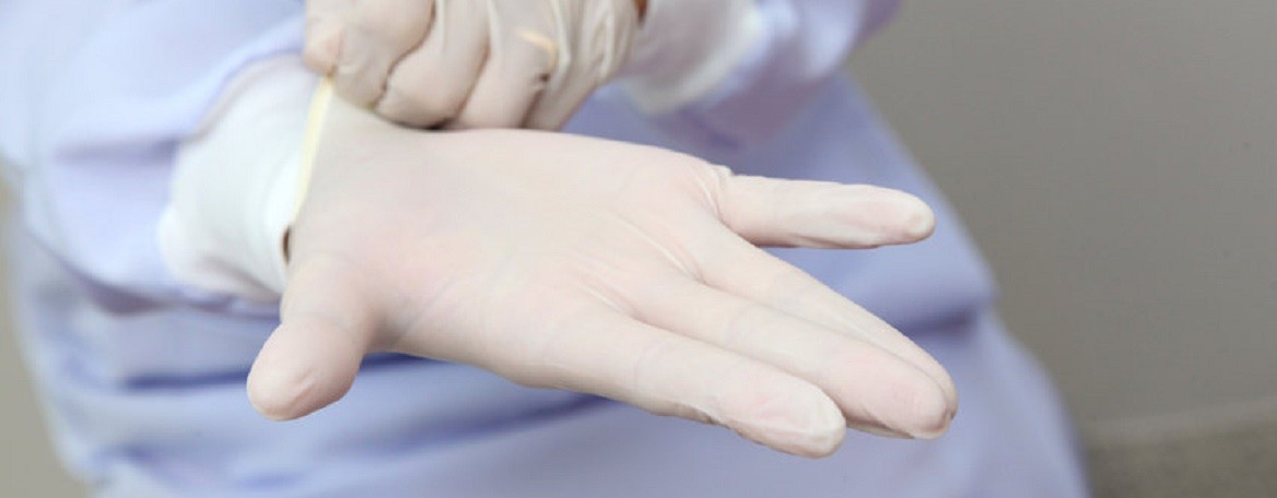 Rękawiczki nitrylowe — czym są i jak je zakładać i ściągać? Gdzie i za ile można je kupić?